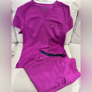 Figs scrub set in Bright Fuchsia. Large top/large petite joggers. Barely worn!